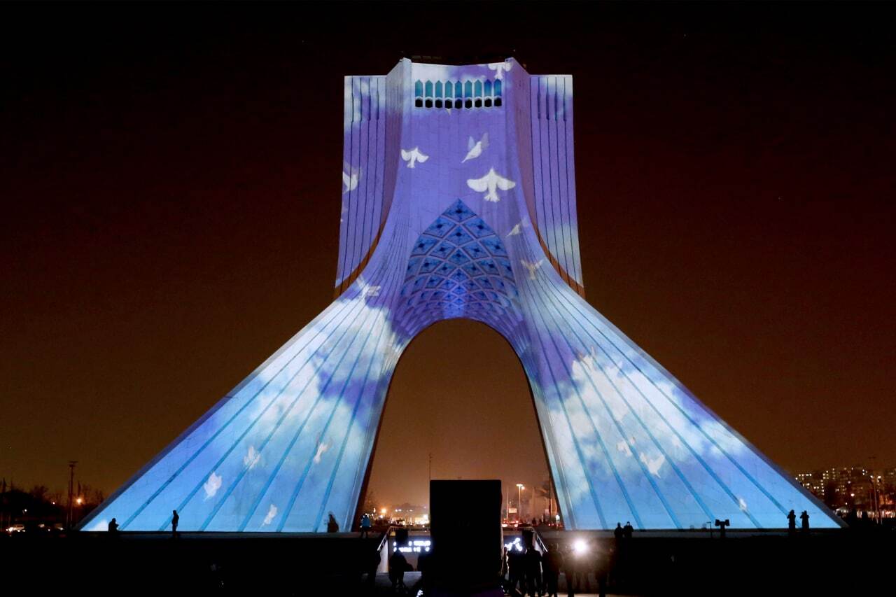 یادبود درگذشتگان هواپیمای اوکراینی روی برج آزادی به نمایش درآمد
