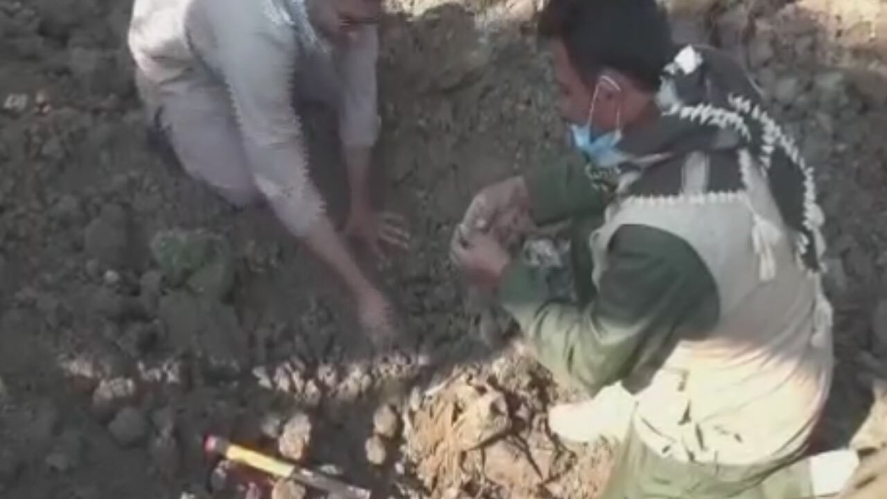 لحظه کشف پیکر مطهر یک شهید در منطقه عملیاتی شرق دجله عراق + فیلم