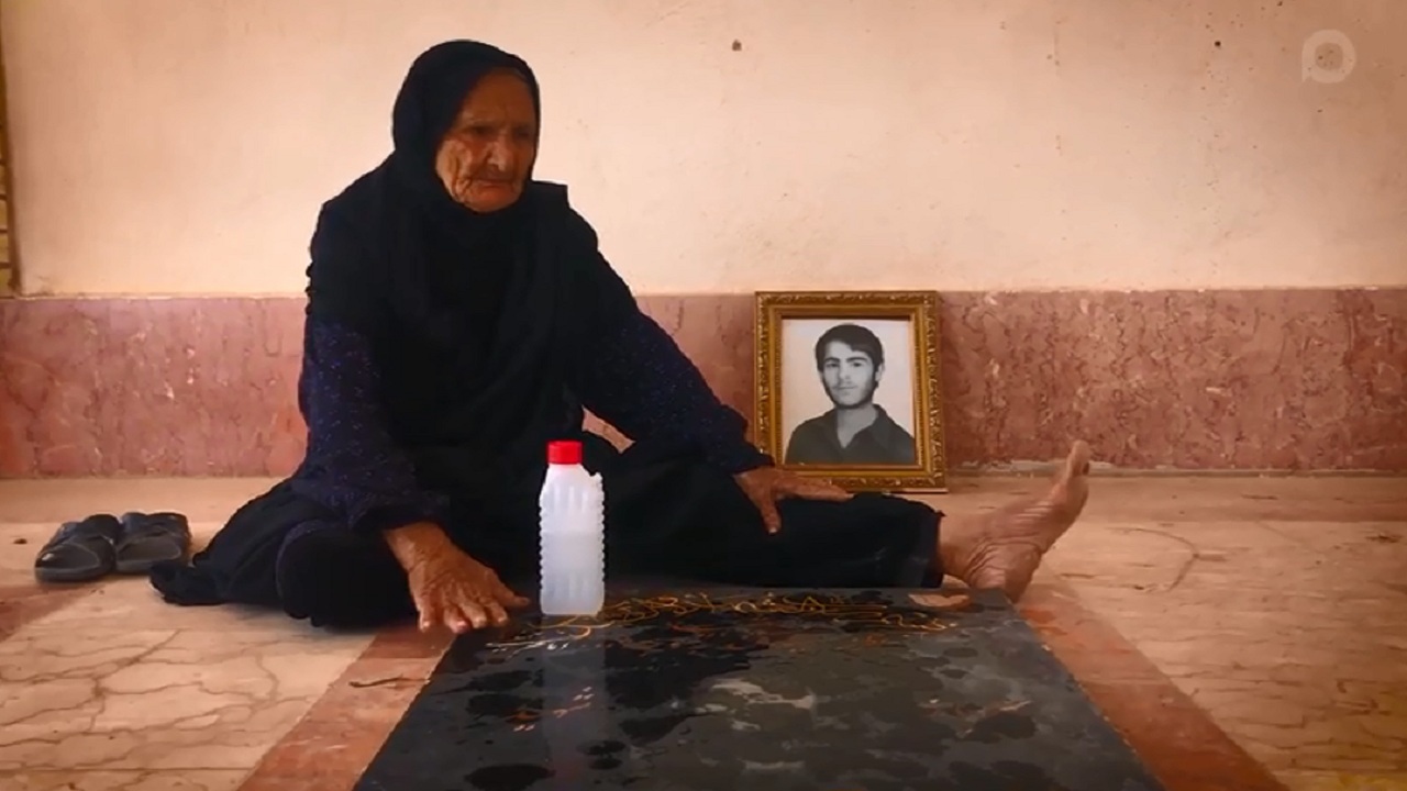 مادر شهیدی که هر روز غبار از تمثال پسر شهیدش بر می گیرد مادر شهیدی که هر روز غبار از تمثال پسر شهیدش بر می گیرد