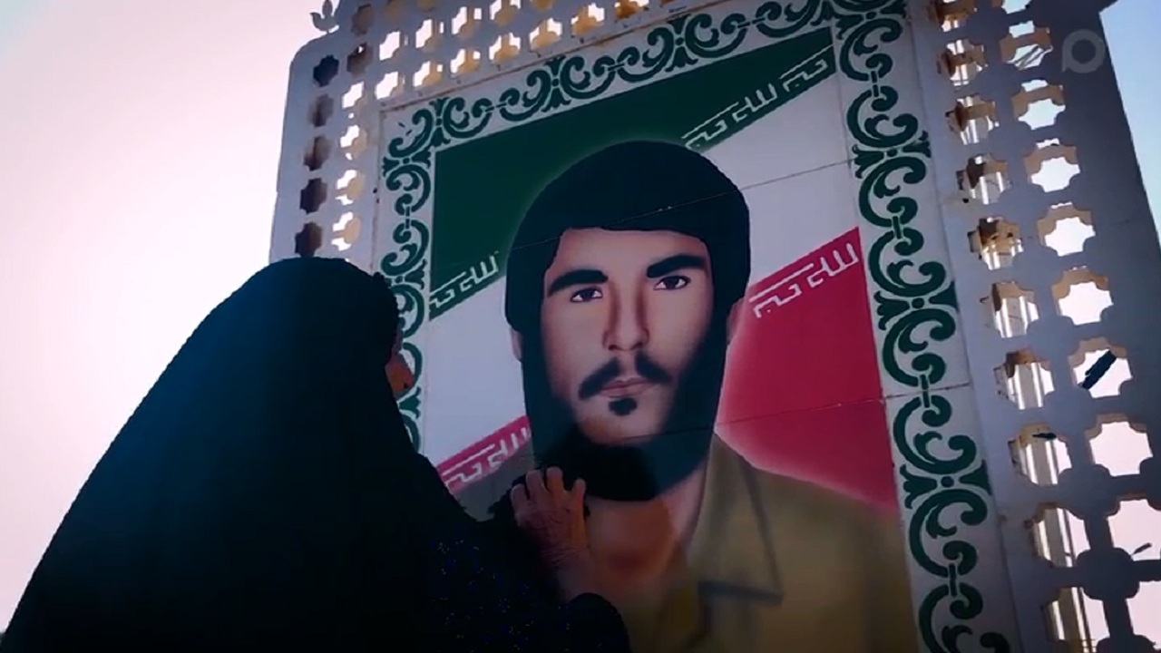 مادر شهیدی که هر روز غبار از تمثال پسر شهیدش بر می گیرد مادر شهیدی که هر روز غبار از تمثال پسر شهیدش بر می گیرد