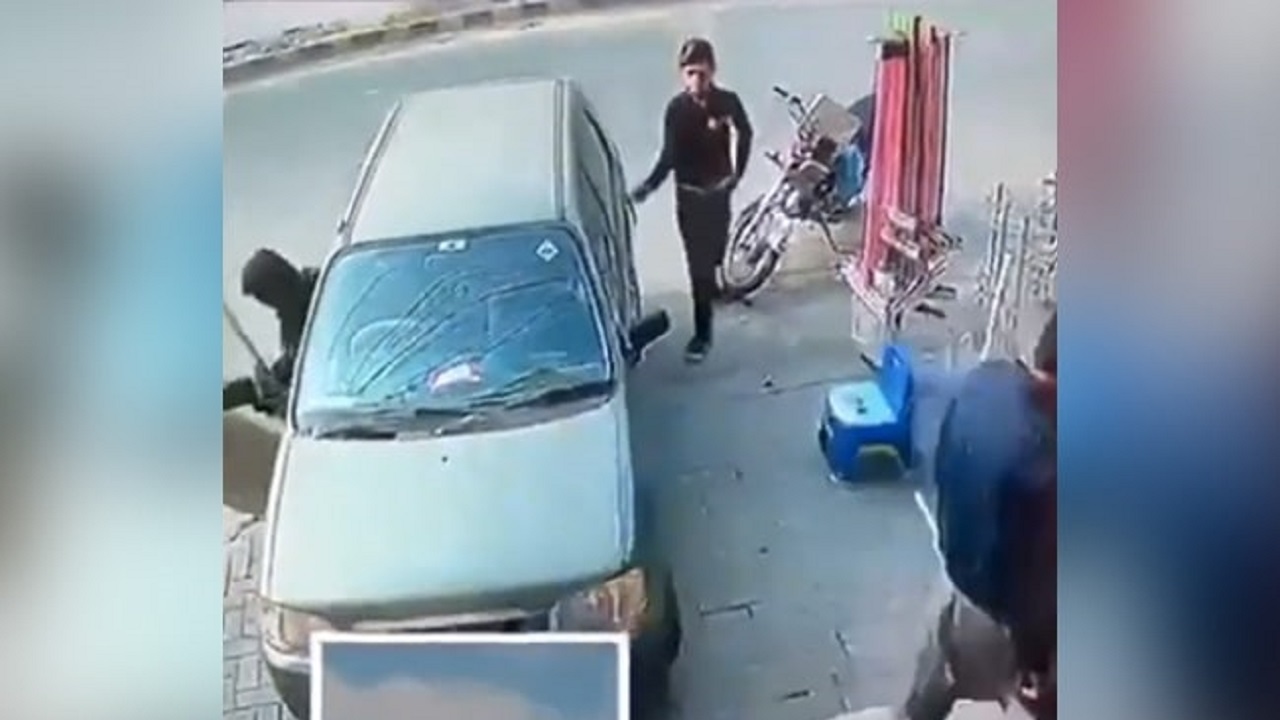 شگرد عجیب سرقت از خودرو در مقابل چشمان راننده!