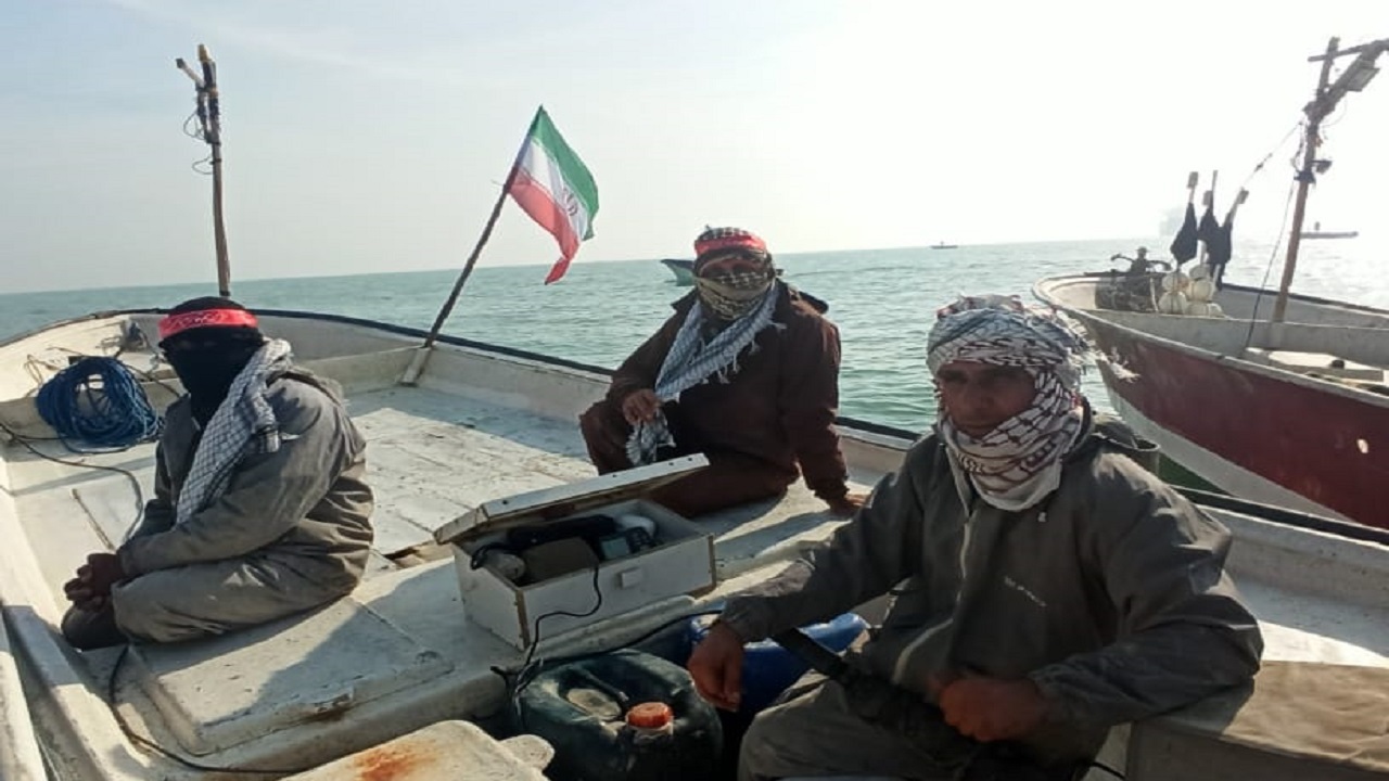 مانور صیادان بسیجی هندیجان در آب‌های خلیج فارس برگزار شد