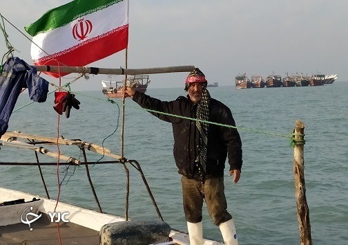 مانور صیادان بسیجی هندیجان در آب&zwnj;های خلیج فارس برگزار شد