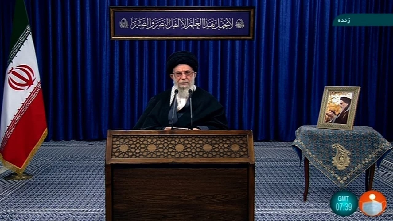 ترجمه کتیبه نصب شده در حسینیه امام خمینی(ره) در سخنرانی تلویزیونی رهبر انقلاب