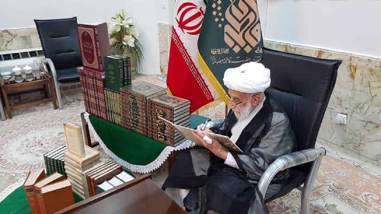 آیت‌الله جنتی کتاب‌های شخصی‌اش را به آستان حضرت معصومه اهدا کرد