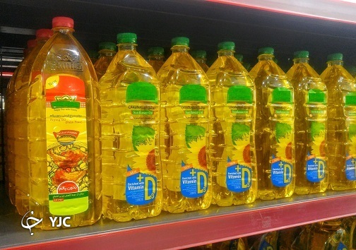 تصویری از روغن ها در قفسه فروشگاه ها