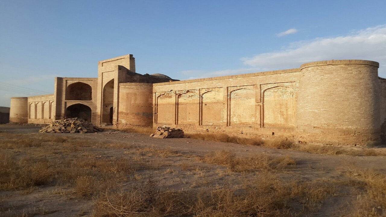 در‌های کاروانسرای تاریخی فریمان ساخته شد