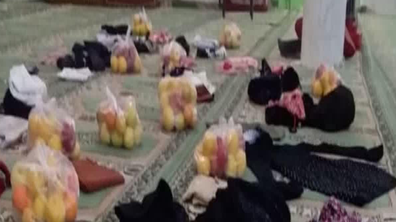 توزیع میوه و لباس گرم در روستای منصورآباد