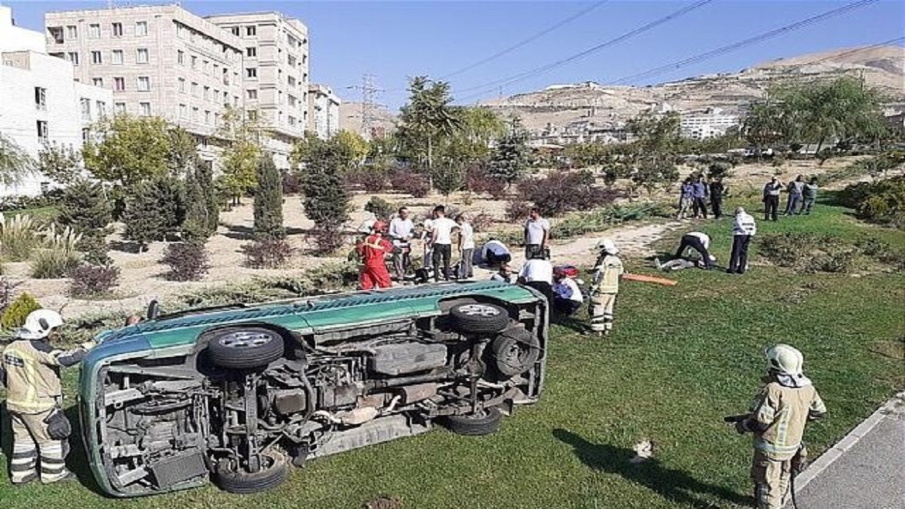 اتومبیل کارمندان سفارت پاکستان در محور بم -ریگان واژگون شد