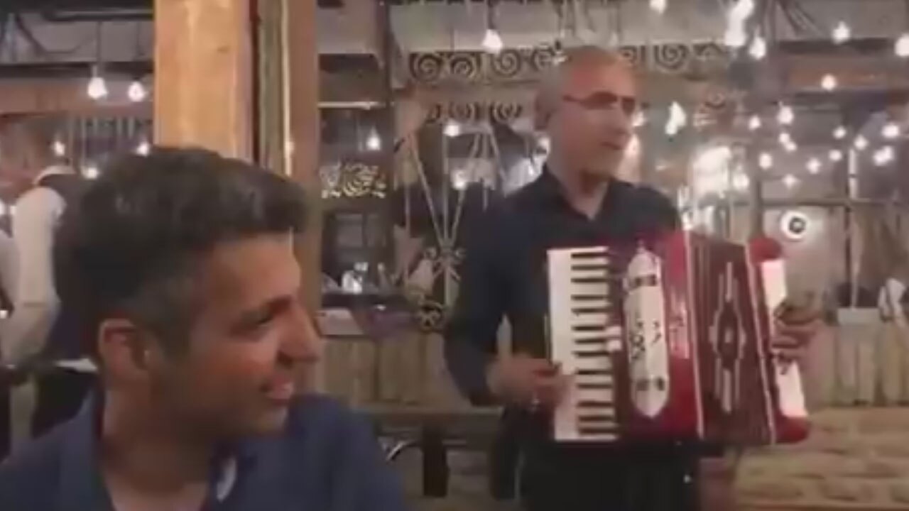 لحظه ملاقات نوازنده دوره‌گرد ایرانی با عادل فردوسی‌پور + فیلم