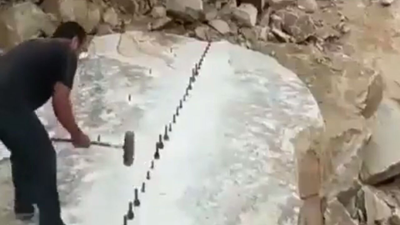 لحظه جالب برش یک سنگ بزرگ با چکشی ساده  + فیلم