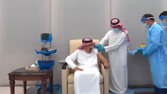 پادشاه عربستان واکسن کرونا تزریق کرد + تصاویر