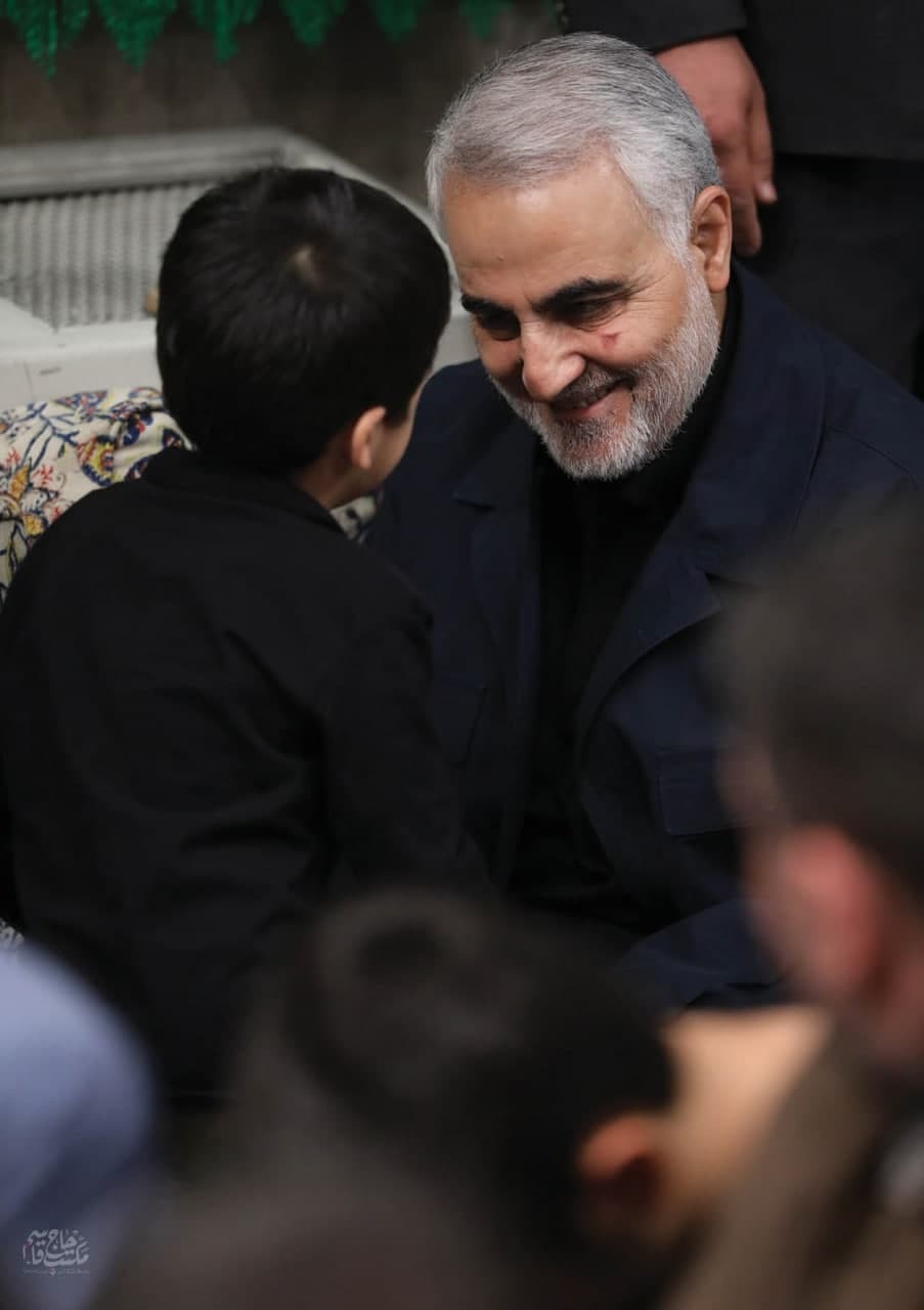 نوه حاج احمد کاظمی در آغوش حاج قاسم + تصویر