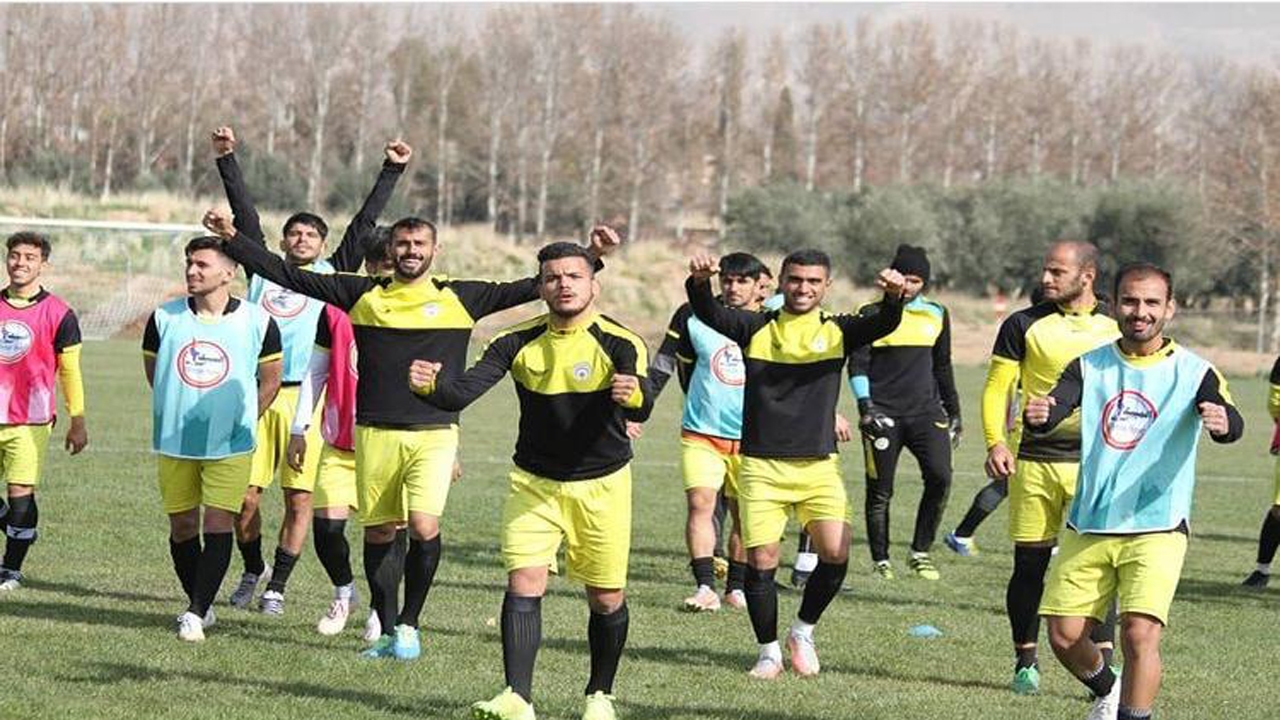 زردپوشان فجر در پی شکست ملوان در ورزشگاه پارس