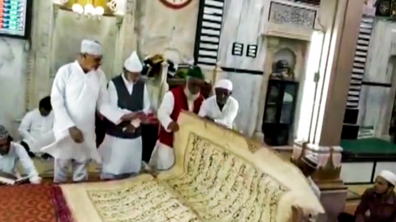 قرآنی که ۳۰ تُن وزن دارد/ کتابت بزرگترین قرآن شبه قاره هند توسط یک ایرانی + فیلم