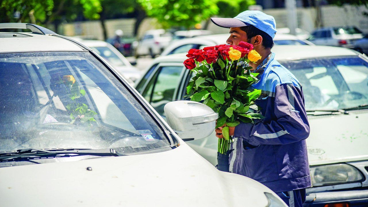 درآمد ۸۵۰میلیون تومانی شهرداری مشهد از گل فروشی در چهار راه‌ها