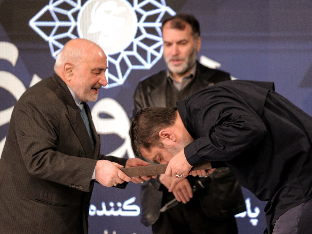 چفیه خونین به سید محمود رضوی اهدا شد/ دستکش ننه عصمت در دستان نویسنده فرانسوی