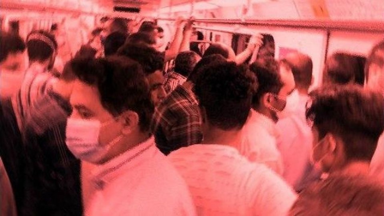 ازدحام در وسایل حمل و نقل عمومی و جولان کرونا در کلانشهرها