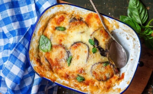 طرز تهیه سوفله بادمجان و مرغ پنیری با سس سفید