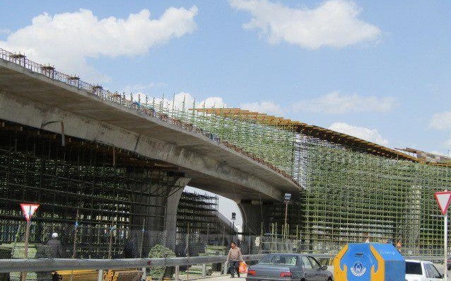 اعمال ممنوعیت تردد خودرو&zwnj;ها از چراغ قرمز همدان