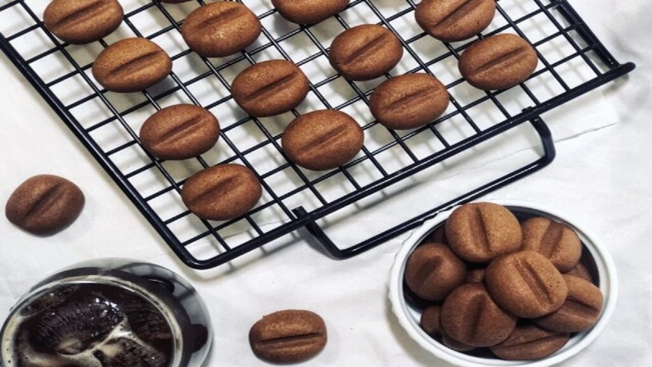 طرز تهیه شیرینی قرابیه دانه قهوه با طعم نسکافه برای عید نوروز