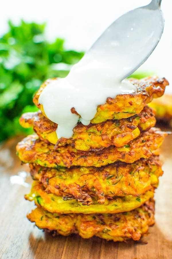 طرز تهیه مرحله به مرحله پنکیک سبزیجات با سس مخصوص