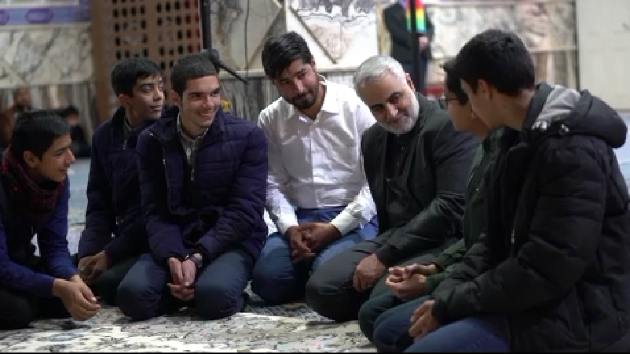 دیدار صمیمی حاج قاسم با جوانان کرمانی + فیلم