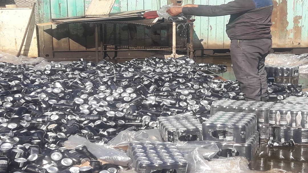 معدوم‌سازی ۲۱۶ تن نوشابه انرژی‌زای قاچاق در آبادان
