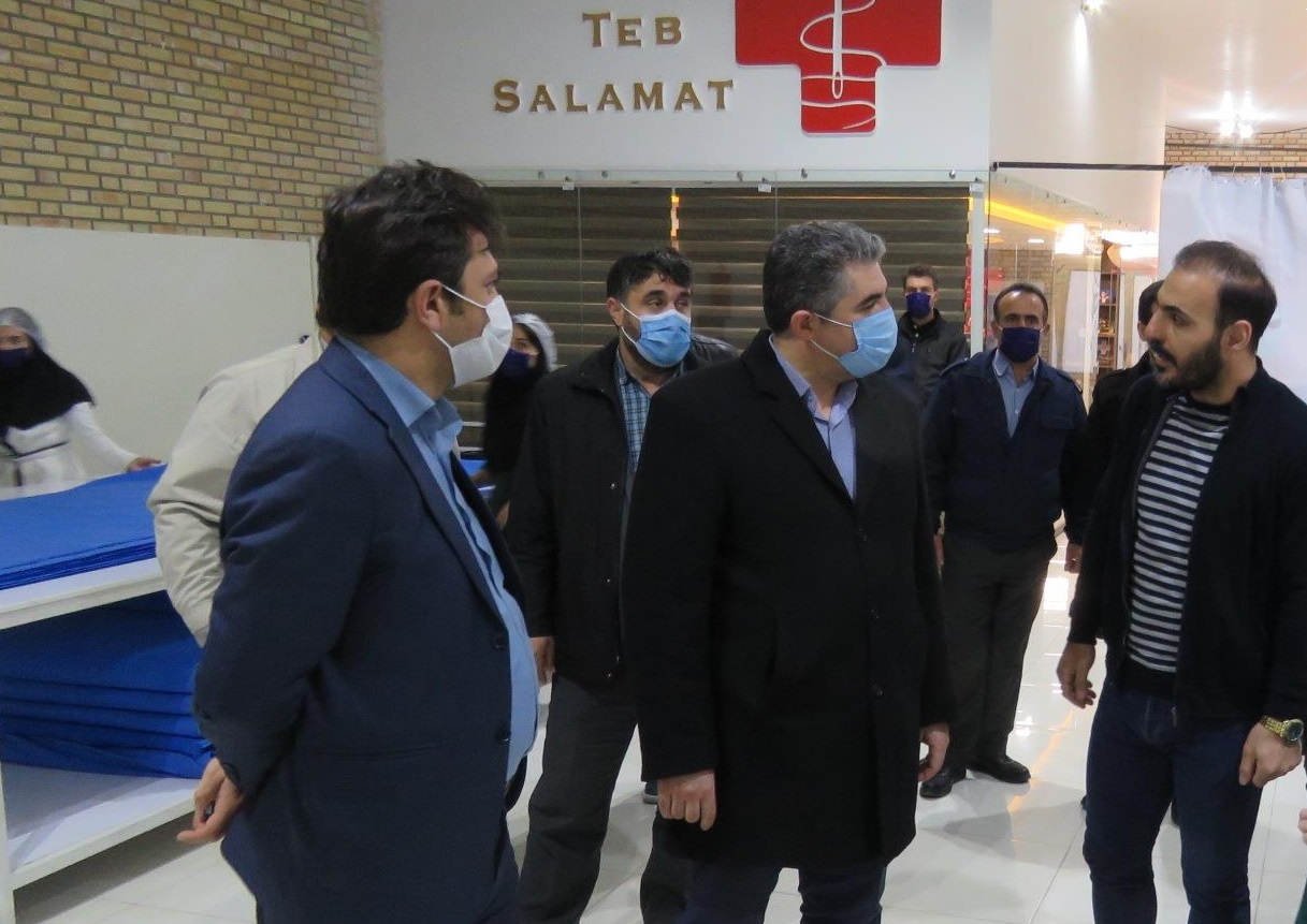 بازدید فرماندار مهاباد از مرکز تولید البسه بیمارستانی