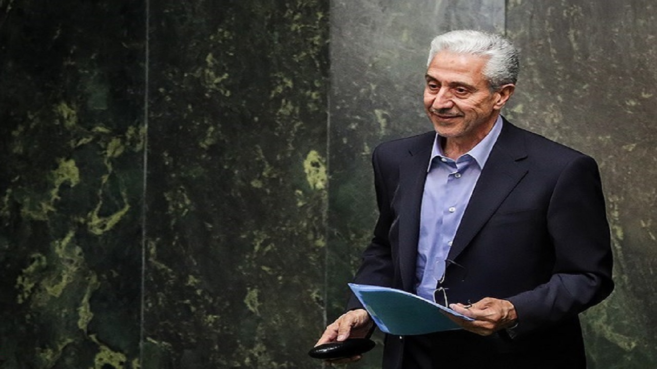 غلامی از نمایندگان کارت زرد گرفت