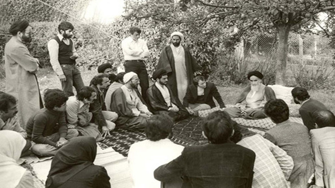 خاطره جالب حاج احمدآقا از رقابتی که لوموند و فیگارو برای مصاحبه با امام داشتند