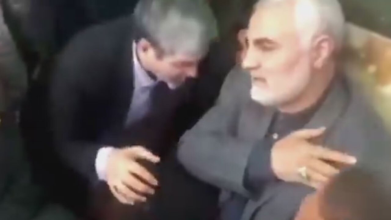 فیلمی کمتر دیده شده از حضور شهید سلیمانی در مراسم ترحیم شهید مجید قربانخانی + فیلم