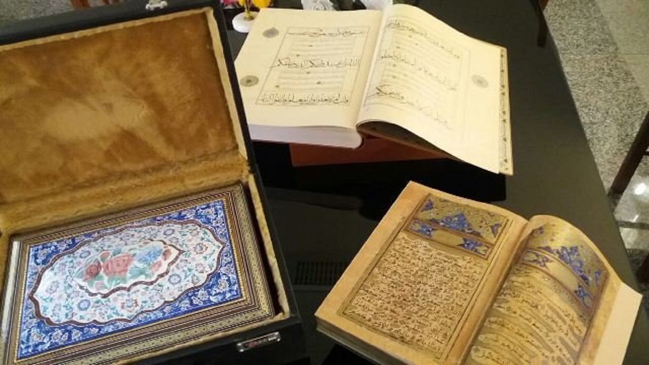 اهدای کتاب های نفیس به کتابخانه دانشگاه کاشان