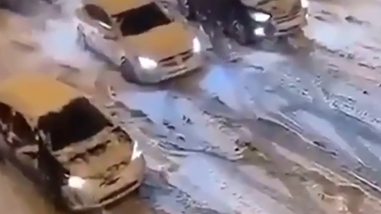 ناتوانی خودروها در عبور از یک جاده برفی + فیلم