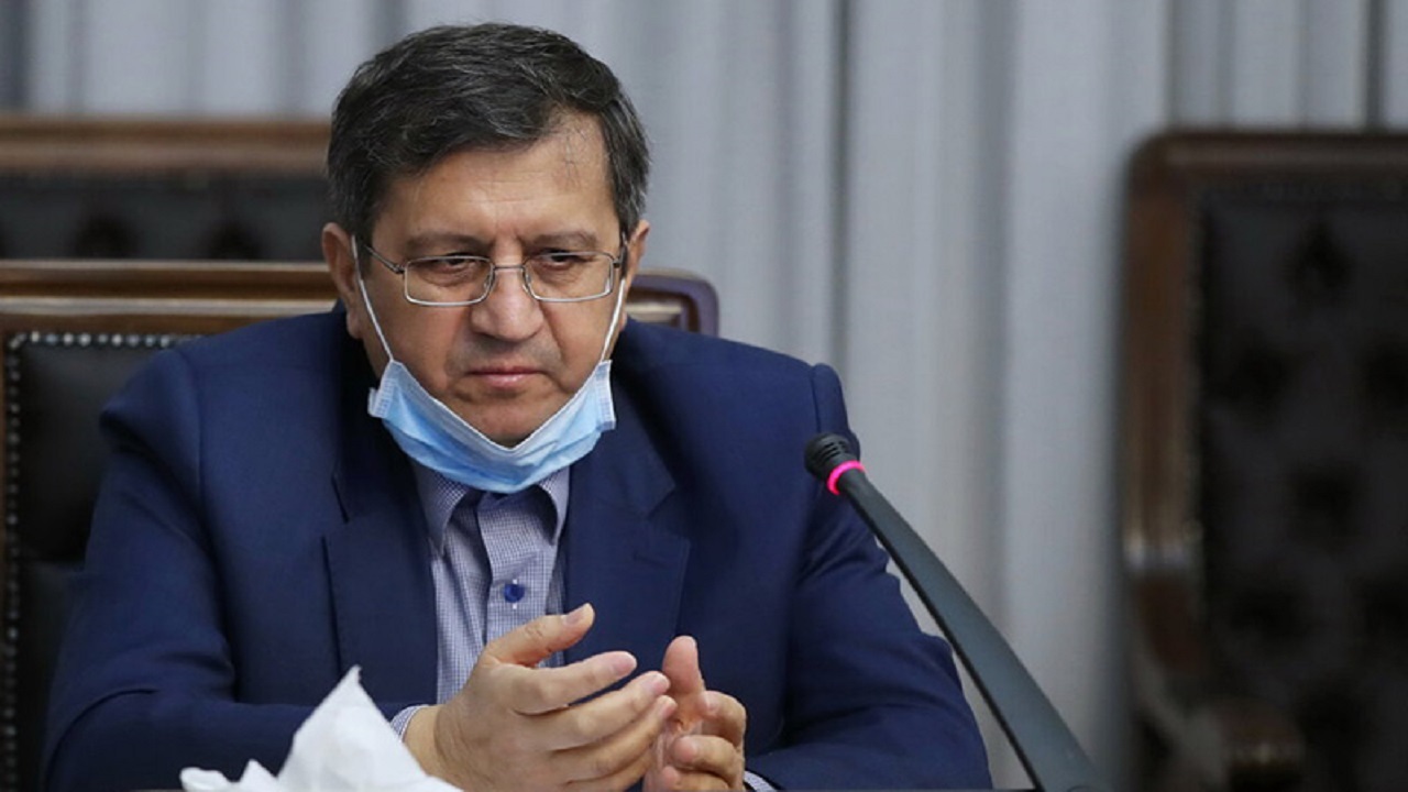 نارضایتی همتی از عملکرد بانک‌ها در اجرای قانون چک
