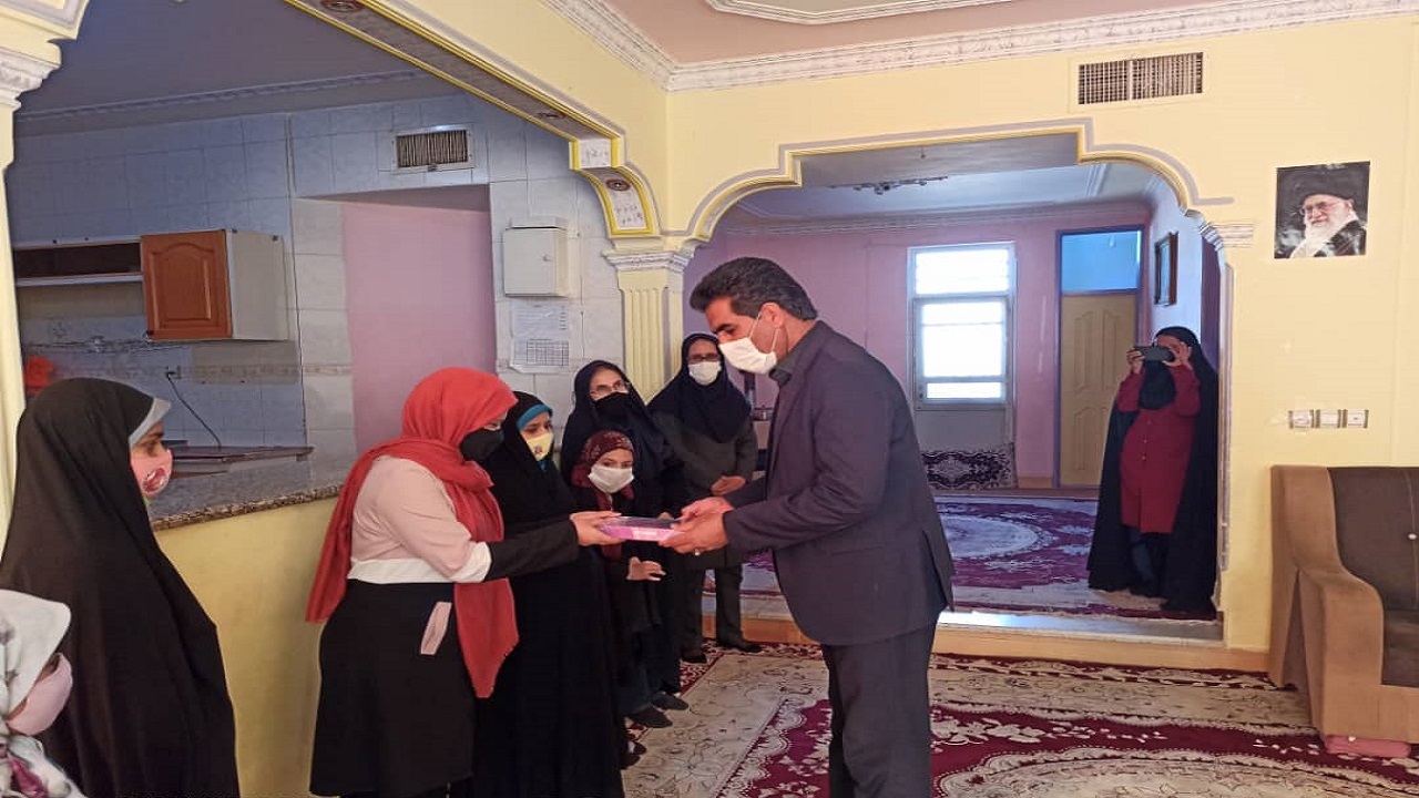 اهدای ۲۹۷ تبلت به دانش آموزان نیازمند خراسان جنوبی