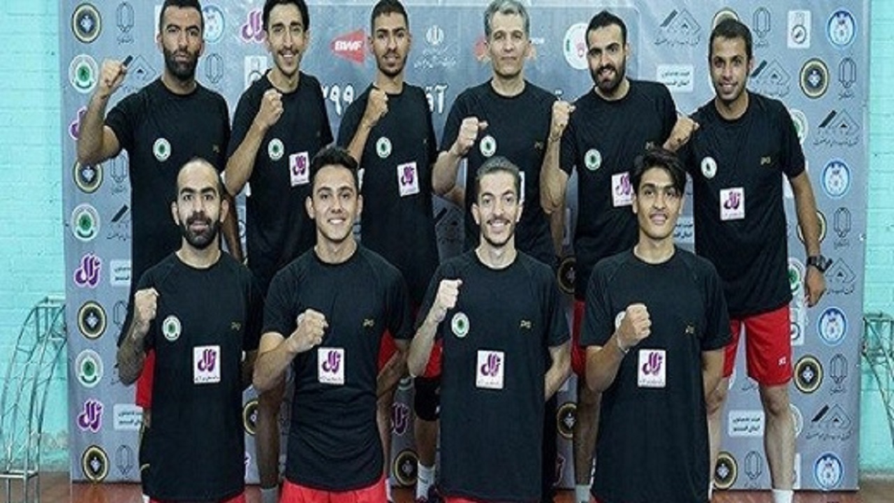رعد قم جام قهرمانی را بالای سر برد