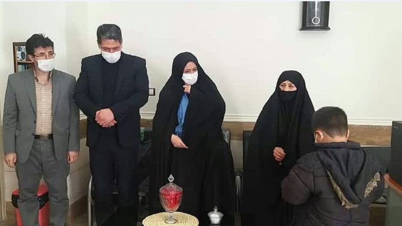 ۱۲ گوشی هوشمند هدیه مادر شهید شهریاری به دانش آموزان کم بضاعت