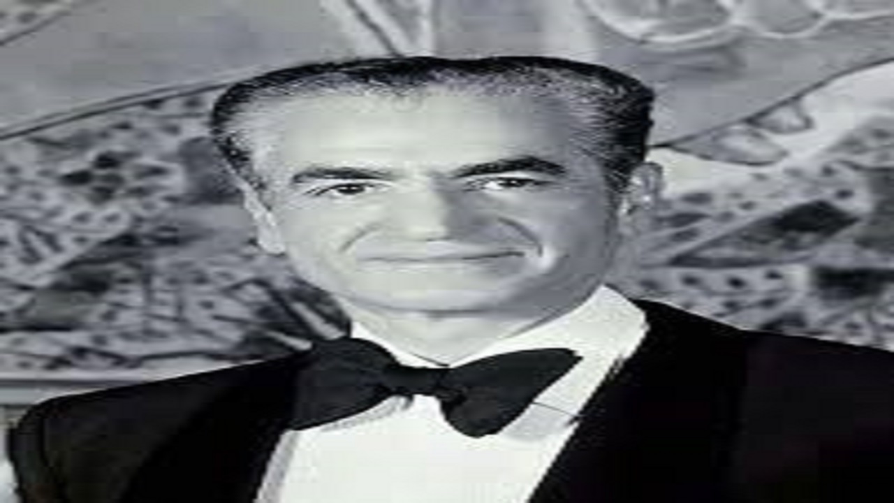 ۲۶ دی ماه؛ روزی که شاه با فرحش در رفت !