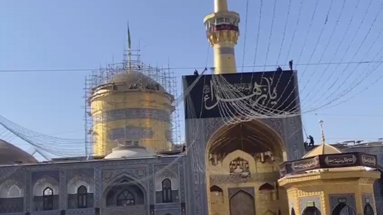 نصب کتیبه‌های حضرت زهرا (س) در حرم امام رضا (ع) + فیلم