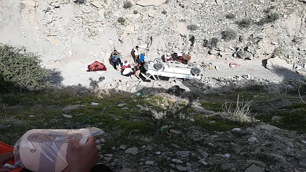 سقوط خودرو در دره یک کشته و ۳ مصدوم به جا گذاشت