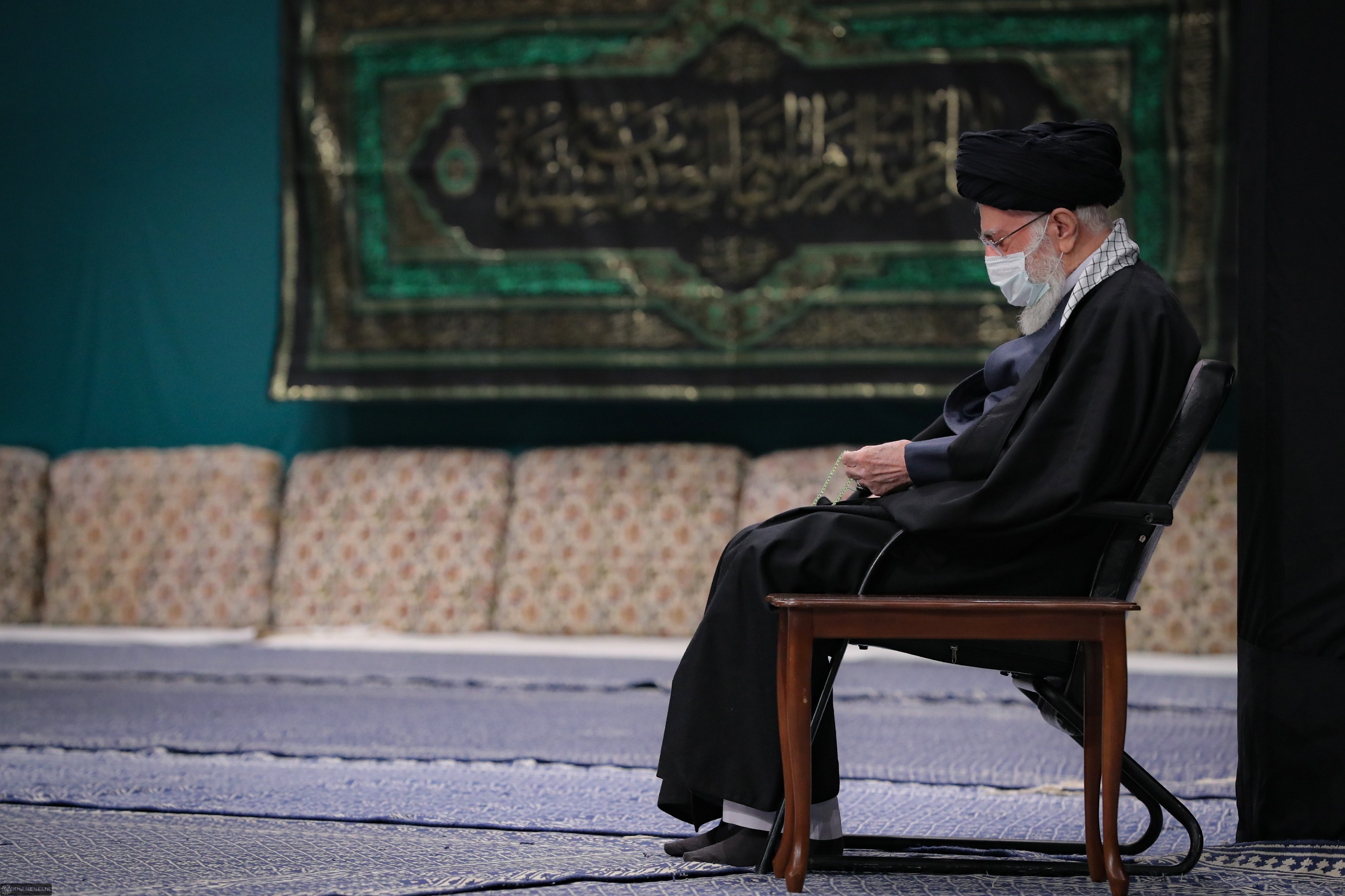 تصاویر رهبر معظم انقلاب در دومین شب عزاداری ایام فاطمیه
