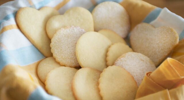۲ طرز تهیه شیرینی شکری ساده خانگی به روش قنادی بدون فر و در فر