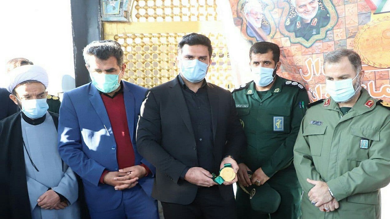 اهدای مدال طلا قهرمان وزنه برداری به شهدای گمنام