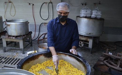 توزیع ۳ هزار پرس غذای نذری بین خانواده&zwnj;های نیازمند قمی +تصاویر