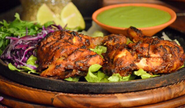 ۴ طرز تهیه مرغ تندوری یا مرغ تنوری هندی در تابه، فر، کبابی و ساندویچی