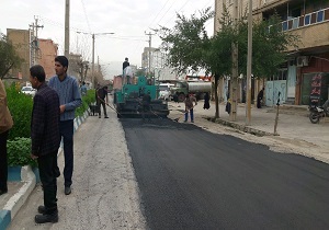 اجرای عملیات قیرپاشی و آسفالت معابر کوی سیاحی اهواز