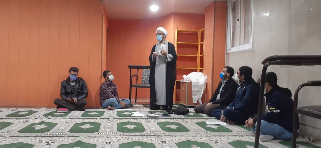 طلبه&zwnj;ای که پیکر ۱۰۰ کرونایی را غسل داد + تصاویر