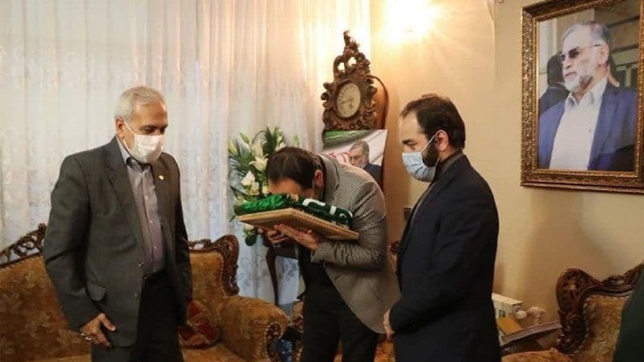 پرچم بارگاه رضوی به خانواده شهید فخری زاده اهدا شد
