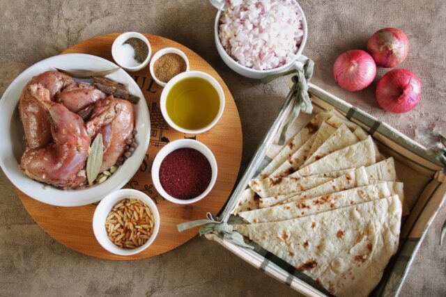 طرز تهیه موساخان مرغ با سماق، پیاز و نان کاراملی